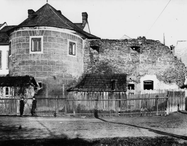Zachowana baszta będąca częścią murów obronnych 